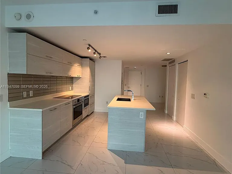 650 NE 32nd St #4406 — Photo 3