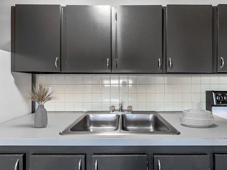 Alphada Place Apartments — Photo 22