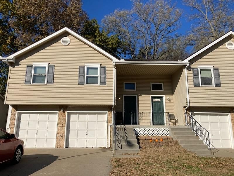 Large 3 Bedroom & 2 Bedroom 2 car garage unit!
