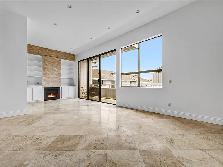 305 Columbia St — Photo 7