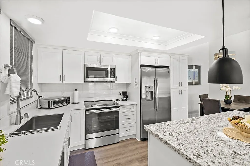 2 bed, 2.0 bath, 1040 sqft, $3,200 — Photo 2