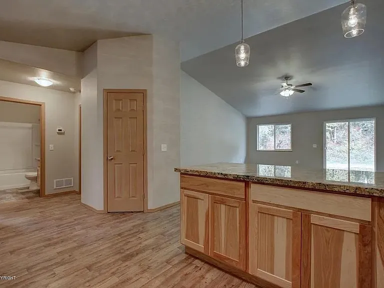 1121 E Dellwood St — Photo 5