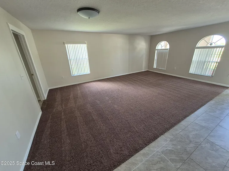2109 Maeve Cir — Photo 2