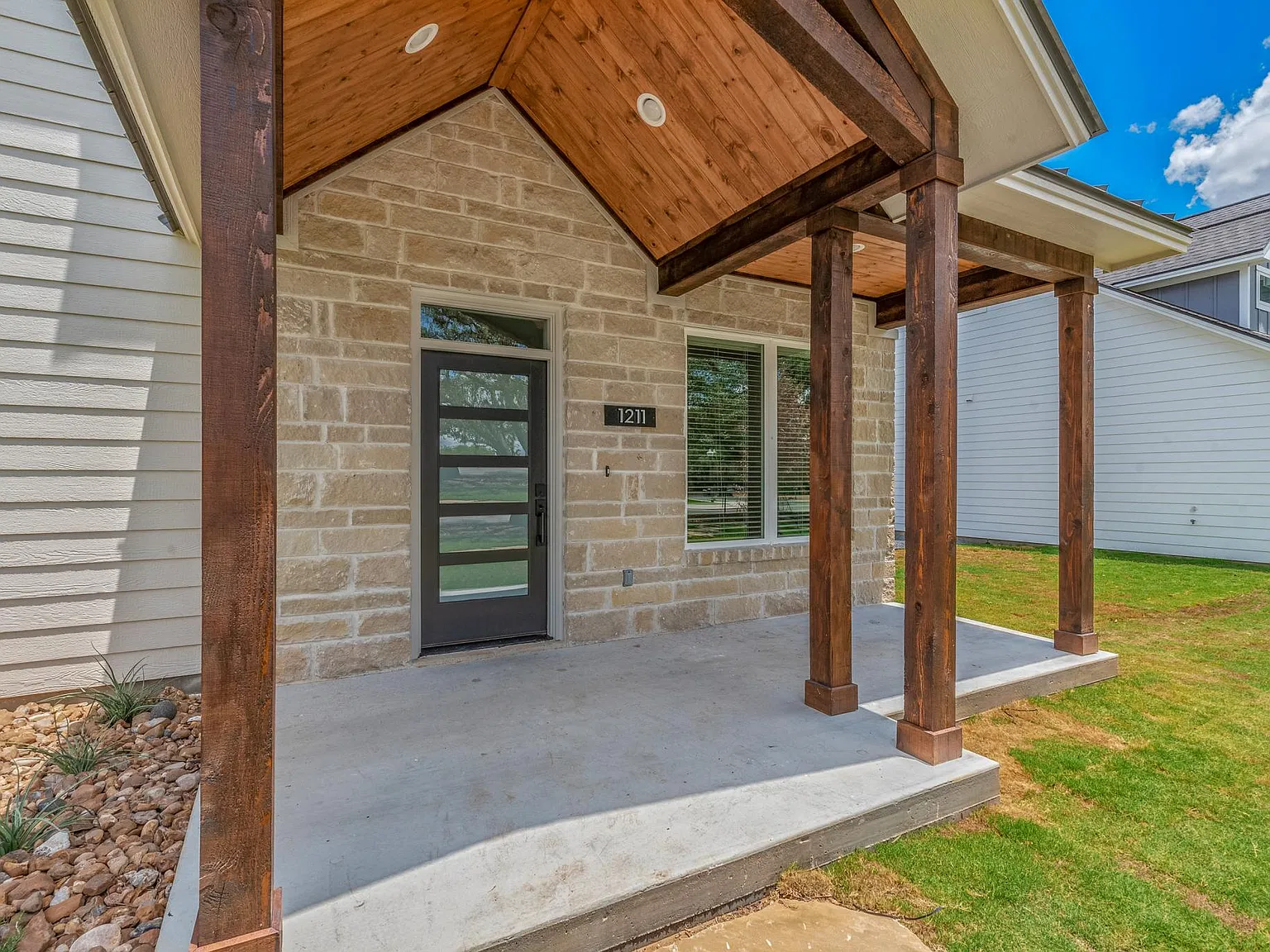 4 bed, 4.5 bath, 2200 sqft, $4,200 — Photo 3
