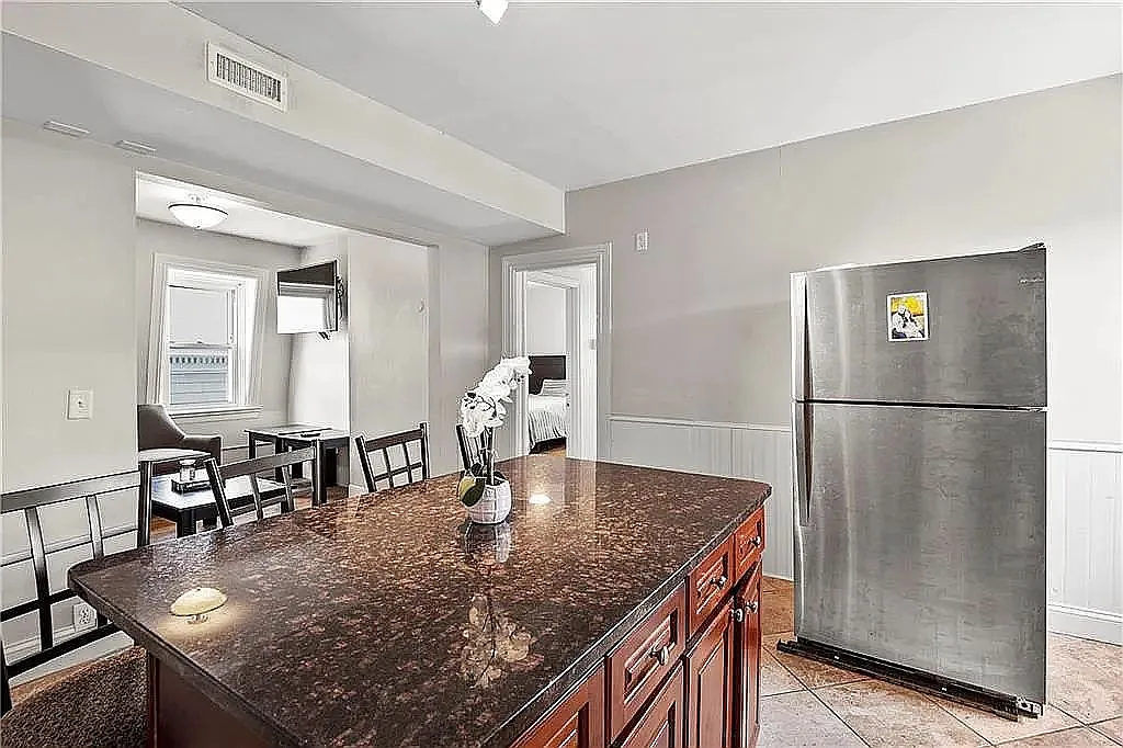 3 bed, 971 sqft, $2,400 — Photo 3