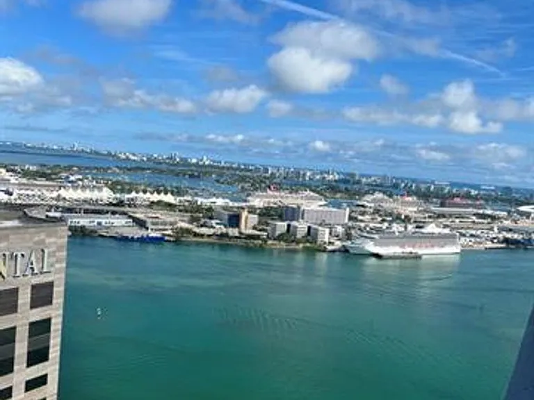 335 Biscayne Blvd #4200 — Photo 28