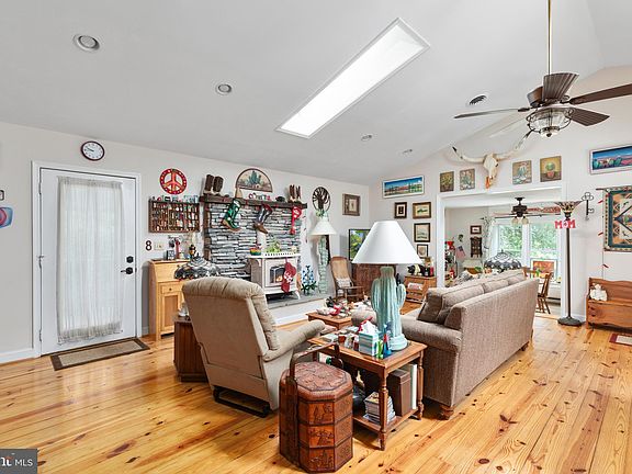 3rd image of 138 Natalie Ln