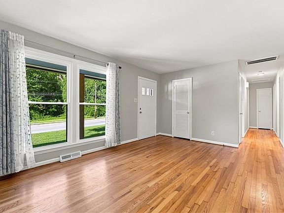 3rd image of 1004 W Meadowview Rd