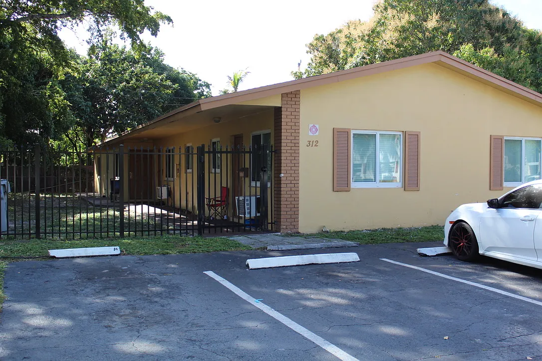 Pompano Branches — Photo 2