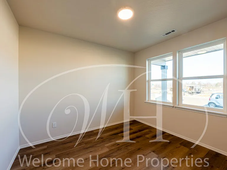 643 Ava St — Photo 3
