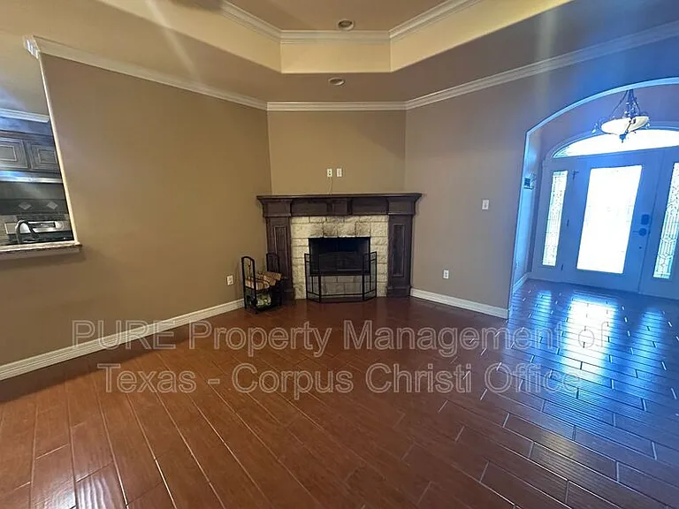 6902 Anastasia — Photo 4