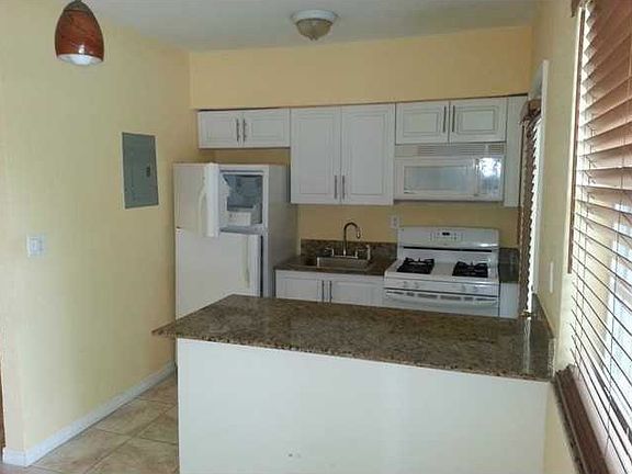 4th image of 2195 Bay Dr APT 1