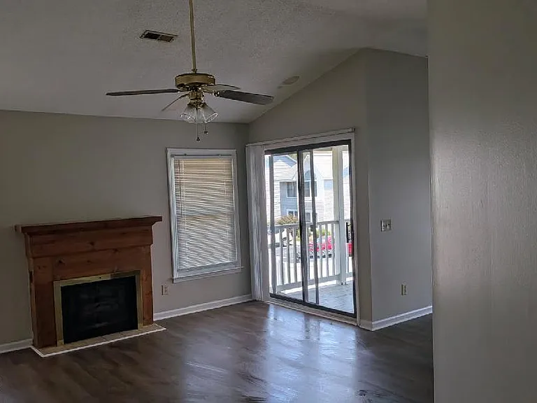 143 W Victoria Ct #F — Photo 3