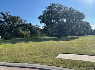 118 Creekside Ln, Lake Jackson, TX 77566