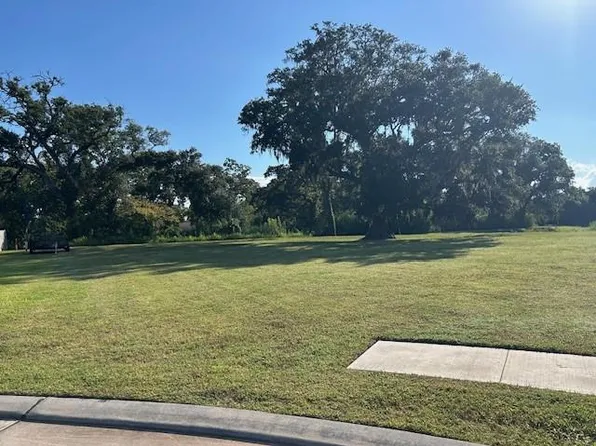 118 Creekside Ln, Lake Jackson, TX 77566