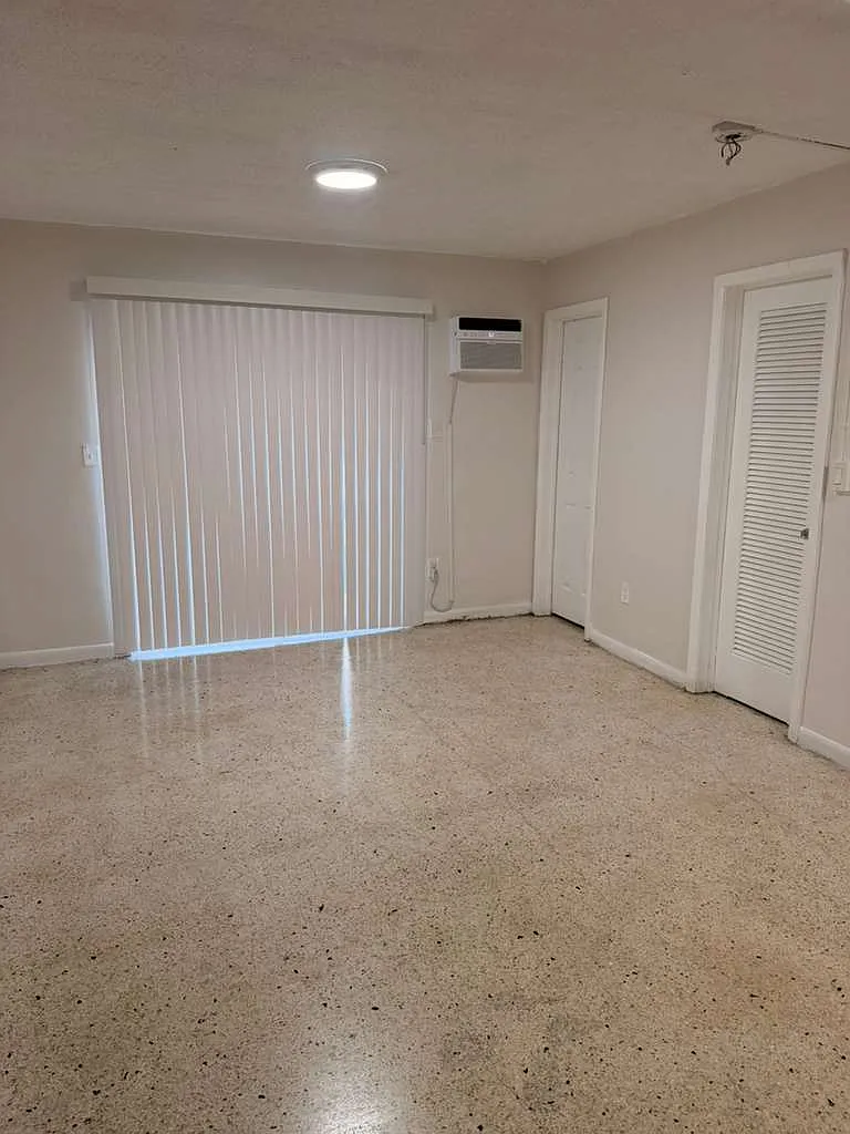 Building Photo - 1760 SW 7th St #7