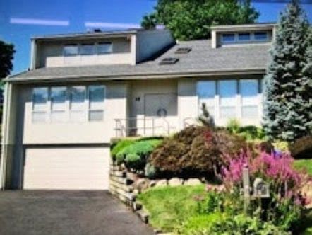 1st image of 19 Crest Hollow Ln