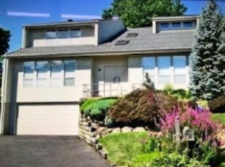19 Crest Hollow Ln, Albertson, NY 11507