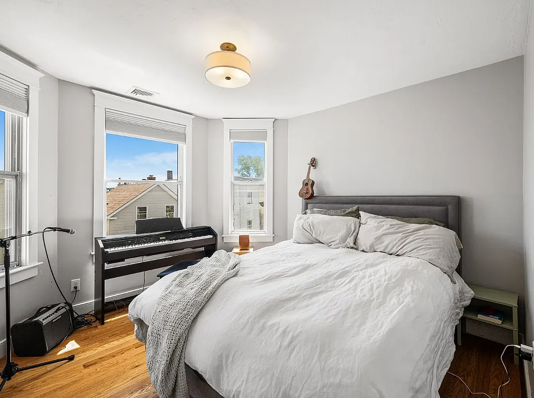 3 bed, 1330 sqft, $4,100 — Photo 3