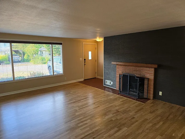 119 Greenleaf Ave — Photo 3