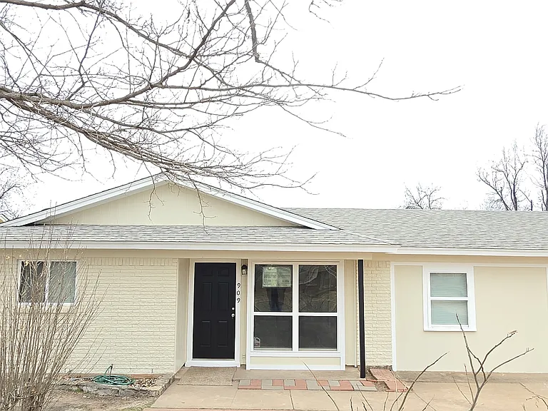 909 Van Horn St — Photo 1