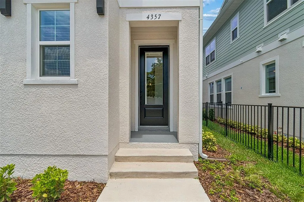 3 bed, 2.5 bath, 1932 sqft, $3,800 — Photo 2