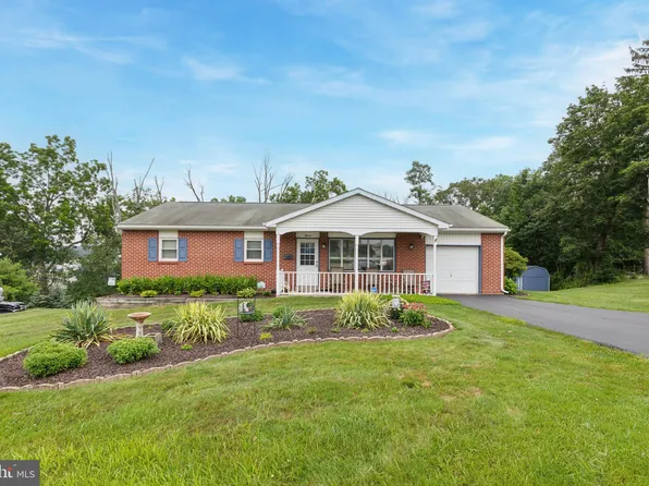 11 Dogwood Dr, Douglassville, PA 19518