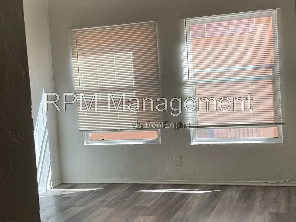 111 S Manhattan Pl #204