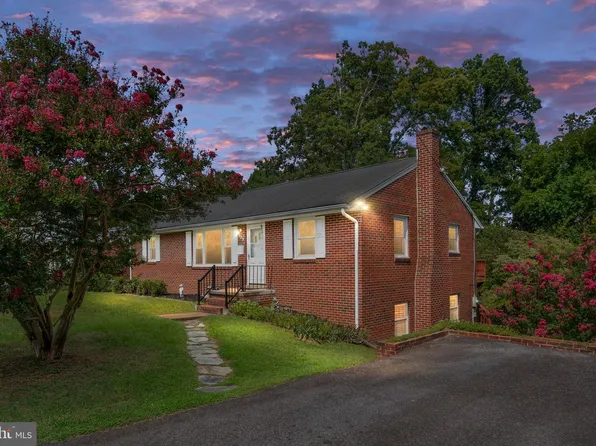 223 Hillcrest Dr, Fredericksburg, VA 22401