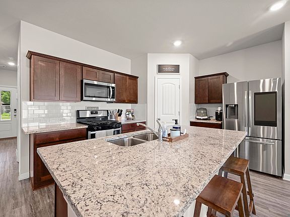 5th image of 13095 Bayberry Ave