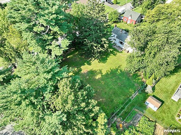 4th image of 24 N Middletown Rd