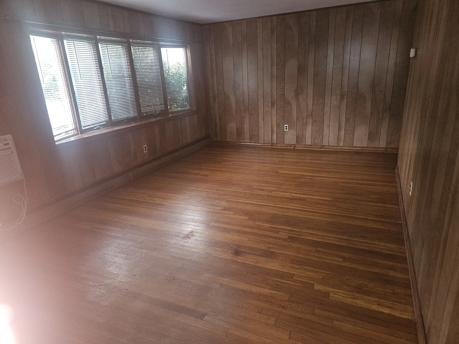 348 Leslie Dr — Photo 3