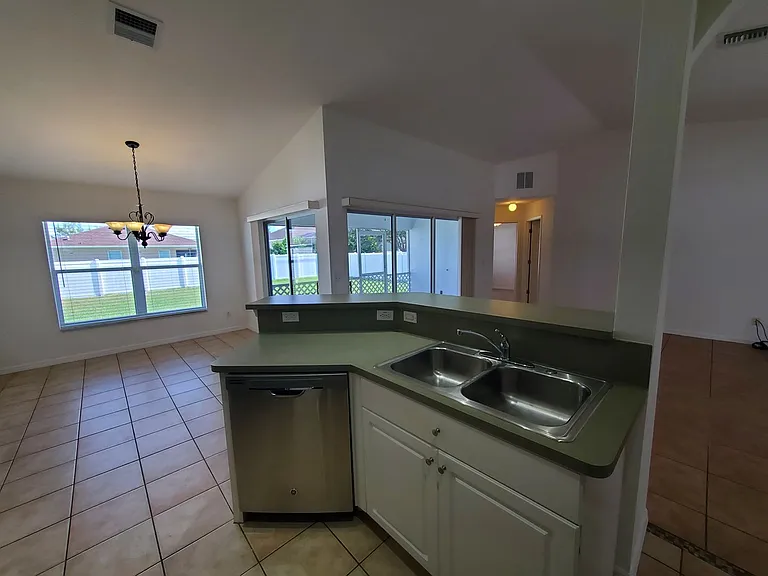 3011 SW 14th Ct — Photo 6