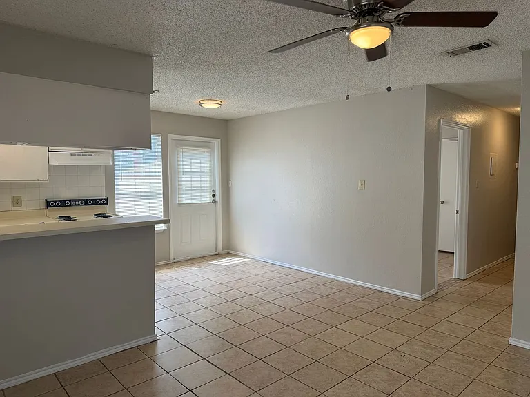 811 W Olmos Dr — Photo 3
