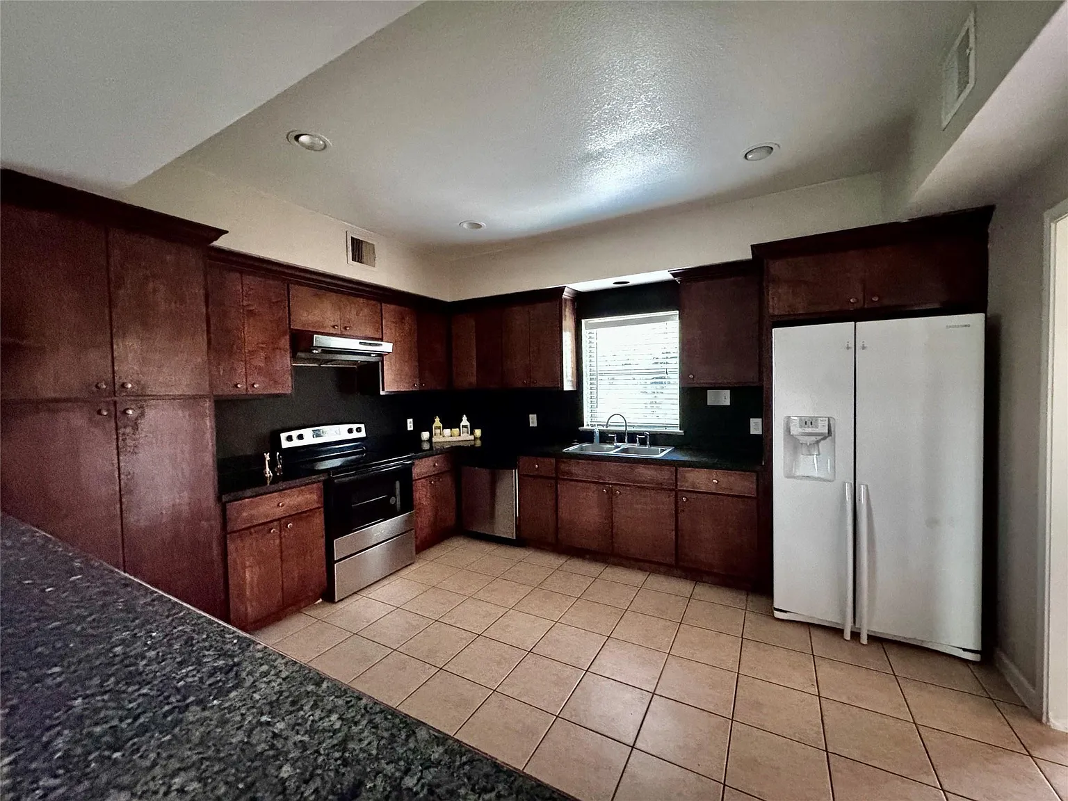 3 bed, 2.5 bath, 1636 sqft, $1,400 — Photo 3