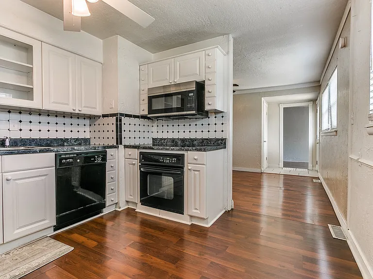 1612 Dakota St — Photo 1