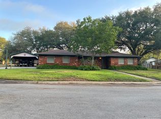 1040 Oakcrest Dr, Pleasanton, TX 78064
