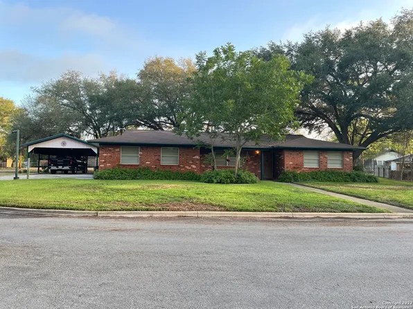 1040 Oakcrest Dr, Pleasanton, TX 78064