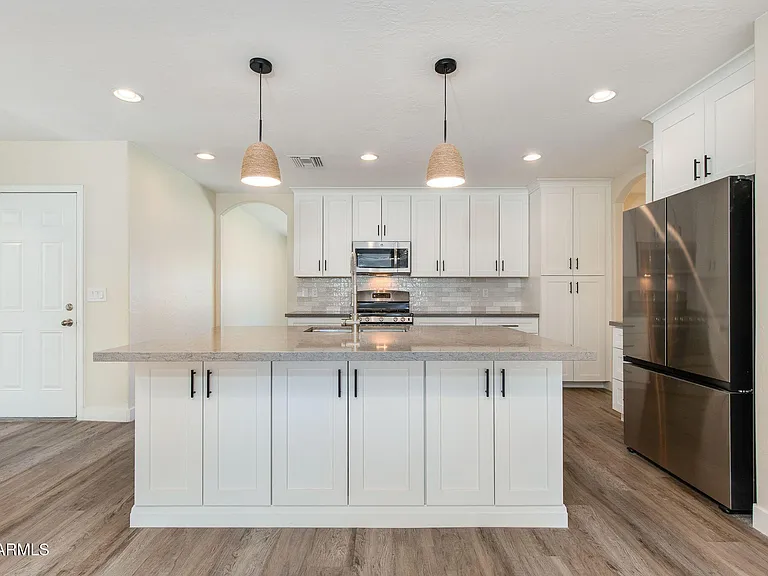 5002 E Mitchell Dr — Photo 5