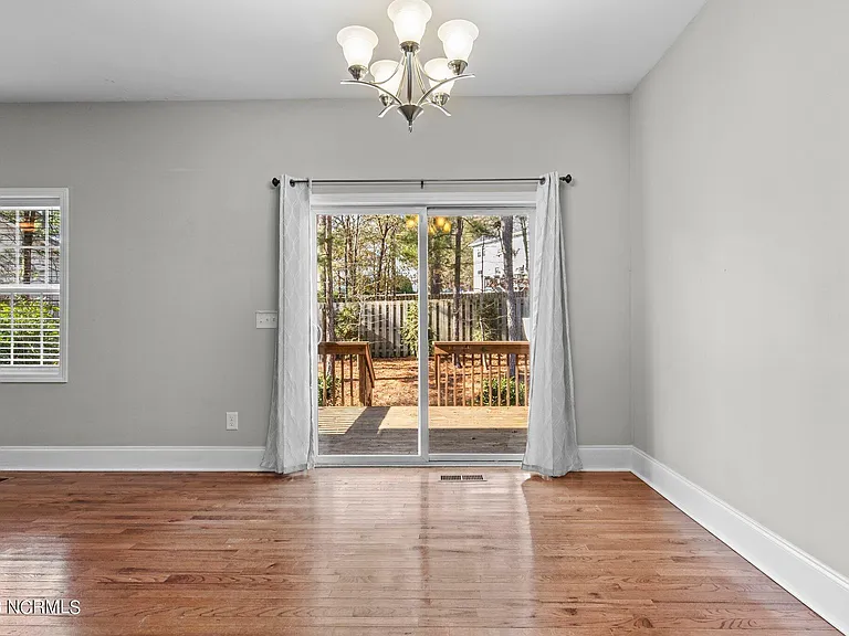 290 Adams Cir — Photo 17