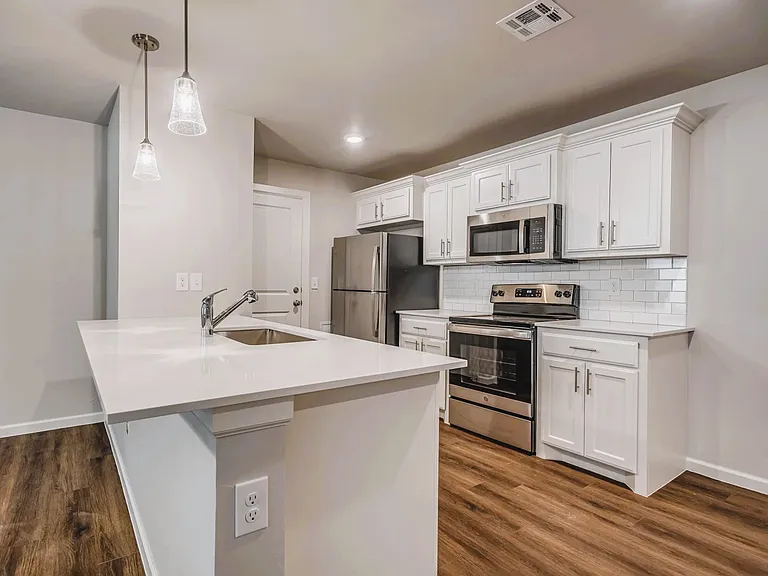 1313 Morton Ave — Photo 3