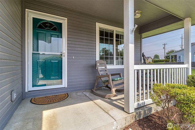 2nd image of 727 SE Magnoni Drive
