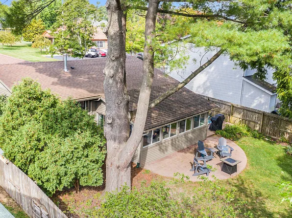 43 Ellis St, Douglas, MI 49406