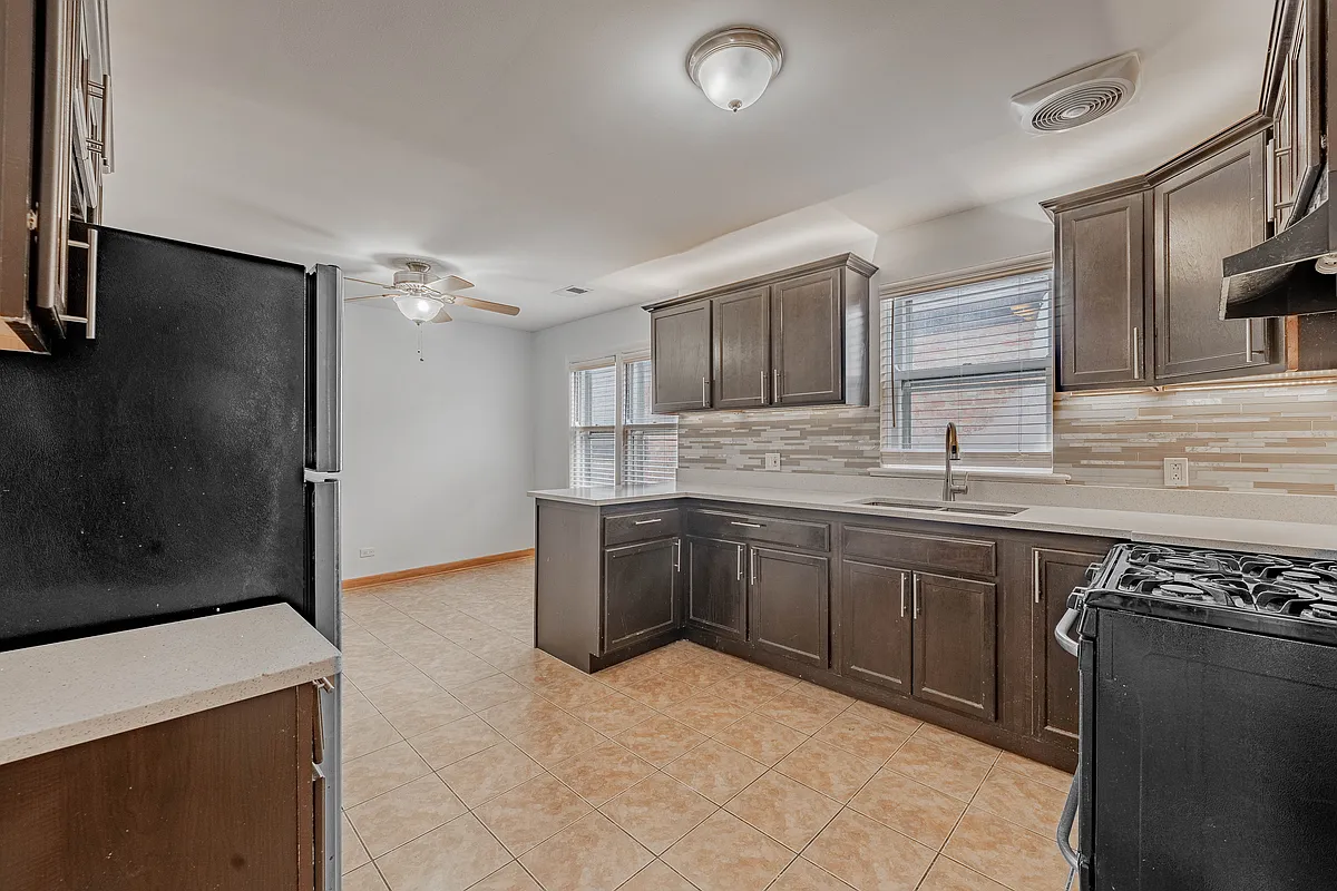 Building Photo - 6008 S Komensky Ave #3