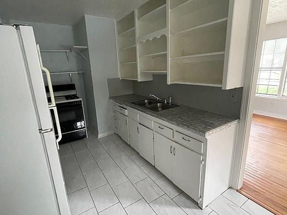 5th image of 1124 E Arkansas St