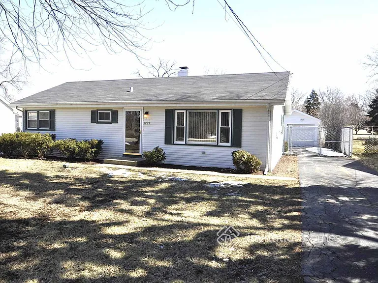 1227 S Lawler Ave — Photo 2