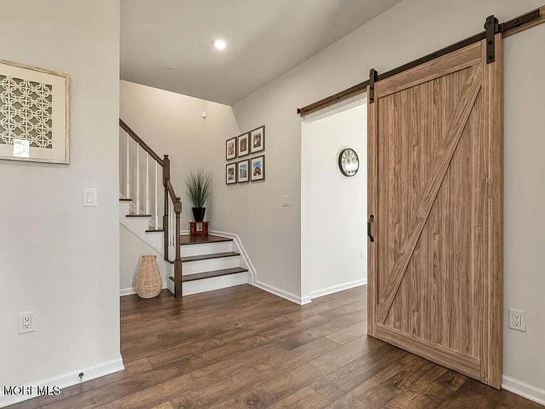 1705 Evans Ln — Photo 4