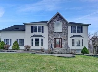 14 Alloway Cres, Highland Mills, NY 10930