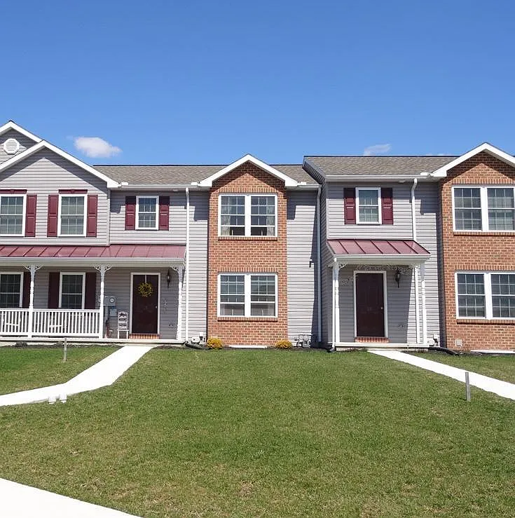 3 bed, 1.5 bath, 1440 sqft, $1,695 — Photo 1