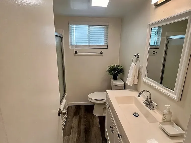 15025 Burbank Blvd #2 — Photo 7